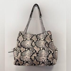 🐍 Pattern: Faux snakeskin texture for a bold and exotic look.